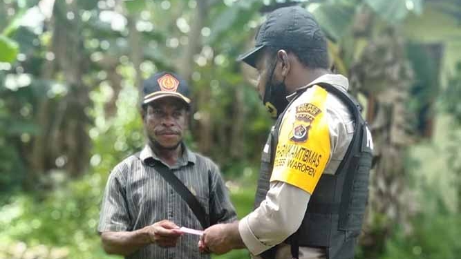 Berbekal Belajar Jahit dari Ibunya, Brigpol Yoppi Aisoi Jahitkan 100 Masker Untuk Warga