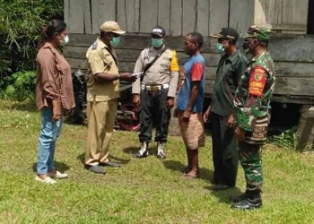 Bhabinkamtibmas Polres Waropen Awasi Penyaluran BLT