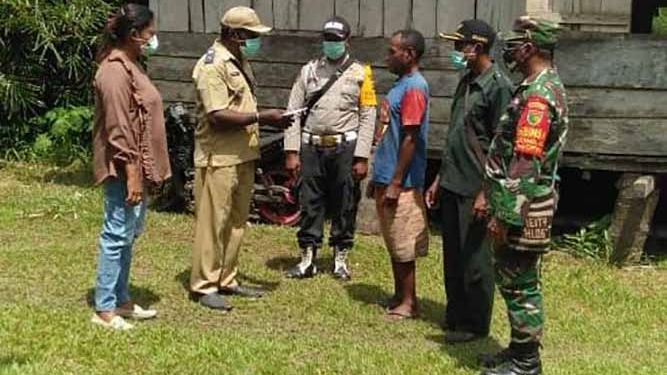 Bhabinkamtibmas Polres Waropen Awasi Penyaluran BLT