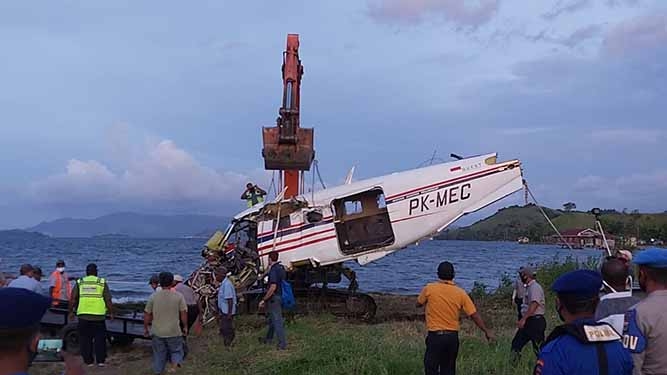 Pesawat MAF yang Jatuh di Danau Sentani Dievakuasi