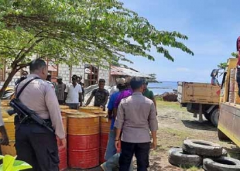 Polisi Kawal Pendistribusian BBM Bantuan Pemkab Jayapura