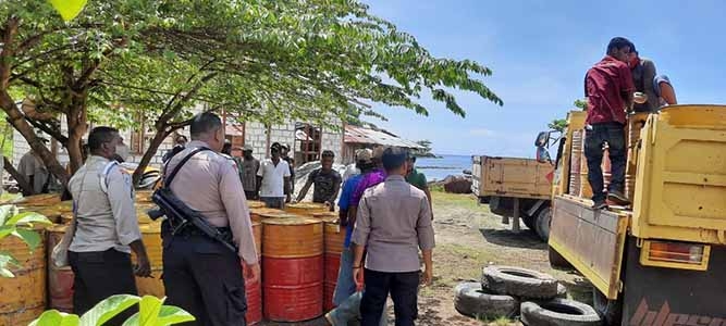 Polisi Kawal Pendistribusian BBM Bantuan Pemkab Jayapura