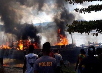 Kapal Pengangkut BBM Terbakar di Burmeso