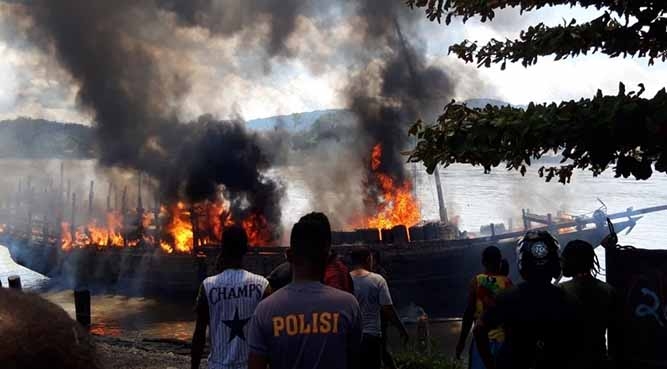 Kapal Pengangkut BBM Terbakar di Burmeso
