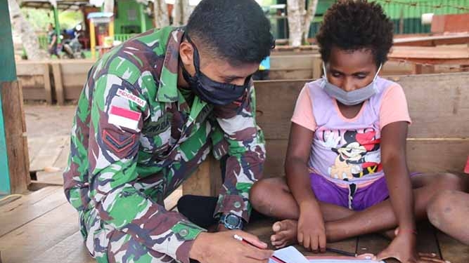 Peduli Pendidikan, TNI Mengajar Anak-Anak Merauke