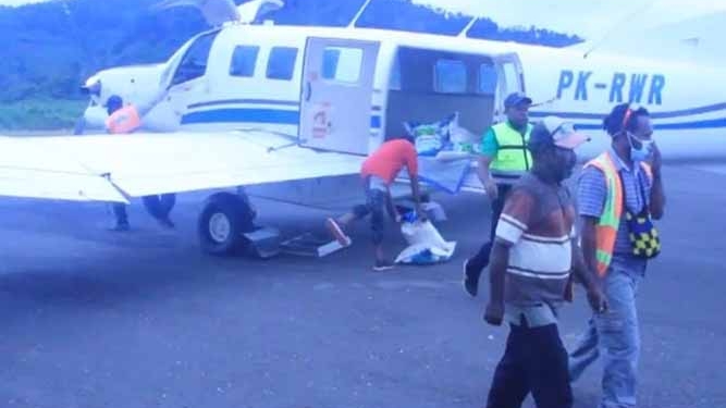 Gunakan Pesawat, Pemda Yalimo Salurkan Bantuan Beras