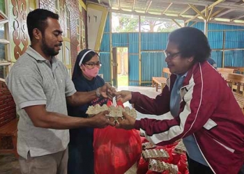 Umat Katolik Terima Bantuan Bahan Makanan