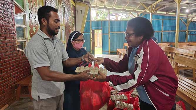 Umat Katolik Terima Bantuan Bahan Makanan