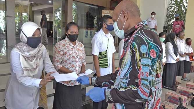 Guru Honor dan Mahasiswa Port Numbay Terima Bantuan Pemkot Jayapura