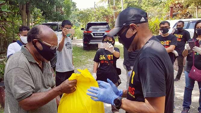 Granat Papua Bagi Paket Makan, Masker dan APD