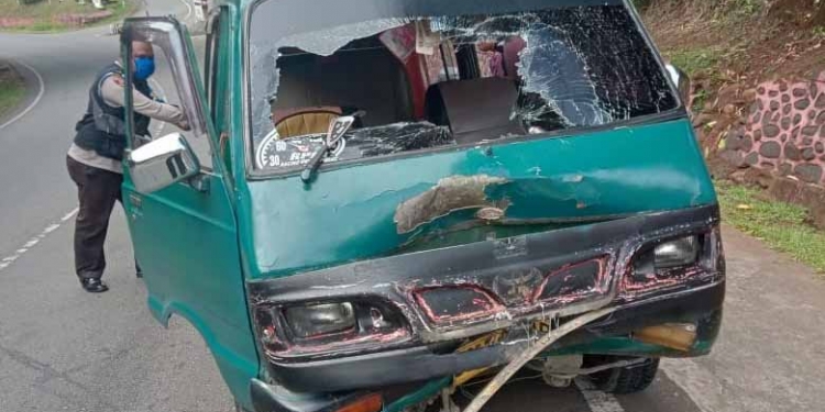 Hilang Kendali, SPM Honda Tabrak Taksi