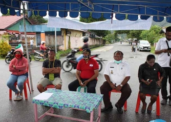 Wabup Frans Sandy langsung Temui Warga Padat Karya Sempat Tutup Jalan Raya
