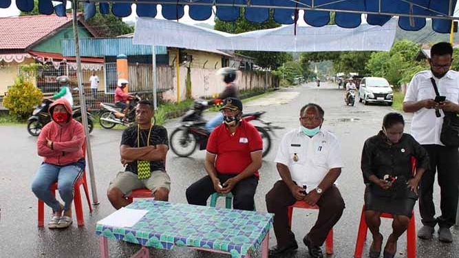 Wabup Frans Sandy langsung Temui Warga Padat Karya Sempat Tutup Jalan Raya