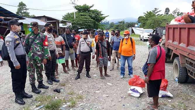 Aparat Kawal Distribusi Sembako ke Distrik Roufaer Mamteng
