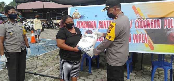 Polres Yapen Salurkan Bantuan 20 Ton Beras Cadangan Mabes Polri dan Polda Papua
