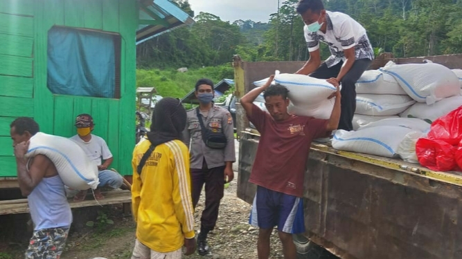 Bhabinkamtibmas Kawal Pendistribusian Sembako Bantuan Pemda Keerom