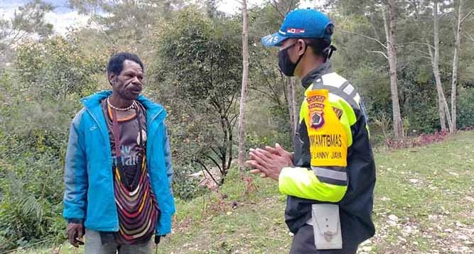 Peduli Warganya, Bhabinkamtibmas Ginime Sosialisasi Covid-19