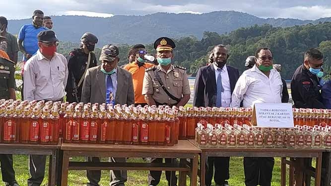 Polres Mamra Musnahkan Ratusan Botol Miras Ilegal