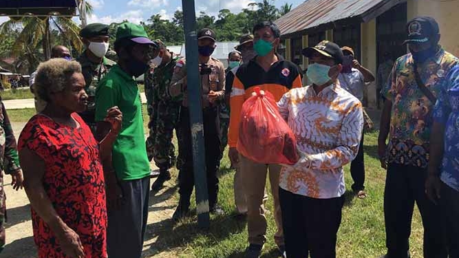 Bupati Keerom Serahkan Paket Sembako, Masker dan Uang di Distrik Yafi dan Web