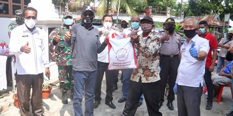 Wali Kota Serahkan Bantuan Presiden Kepada Masyarakat