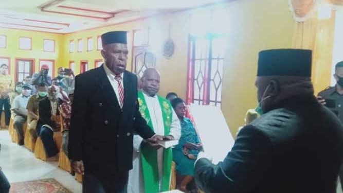 Bupati Deiyai Lantik Yan Giyai Sebagai Sekda