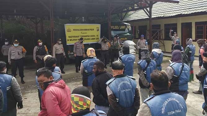 Polisi di Lanny Jaya Salurkan Beras 10 Ton dari Kapolri