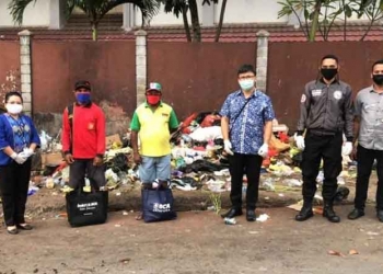 Petugas Kebersihan Kota Jayapura Terima Bantuan Dari BCA