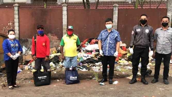 Petugas Kebersihan Kota Jayapura Terima Bantuan Dari BCA
