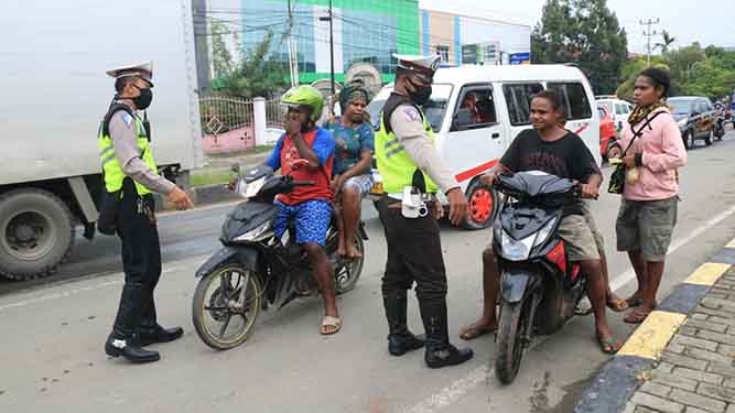 Aparat Gabungan Razia Penggunaan Masker