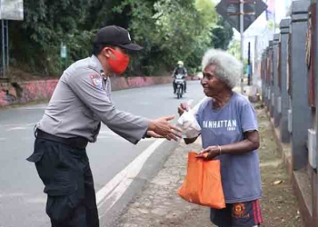 TNI-Polri Bagikan 500 Paket Makan ke Masyarakat