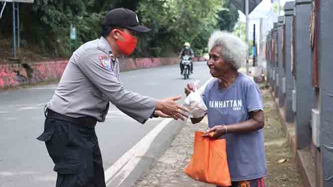 TNI-Polri Bagikan 500 Paket Makan ke Masyarakat