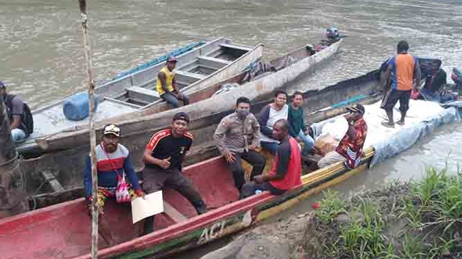Polisi Kawal Distribusi Bansos Covid-19 ke Distrik Kaisenar