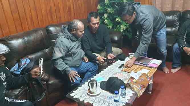 Dialog Berbuah Manis, Seorang OPM Serahkan Diri