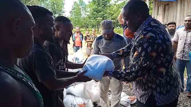 Pemkab Yahukimo Salurkan 100 Ton Beras Kepada Masyarakat