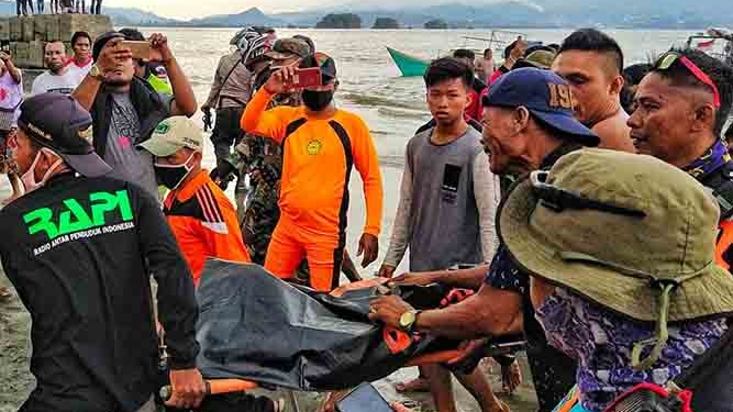 Terseret Ombak Pantai Holtekam, Seorang Bocah Meninggal