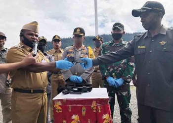 KSB Serahkan Senpi Kepada Bupati Puncak Jaya