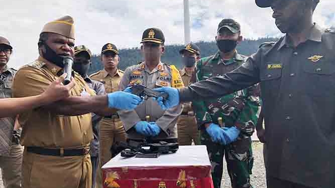KSB Serahkan Senpi Kepada Bupati Puncak Jaya