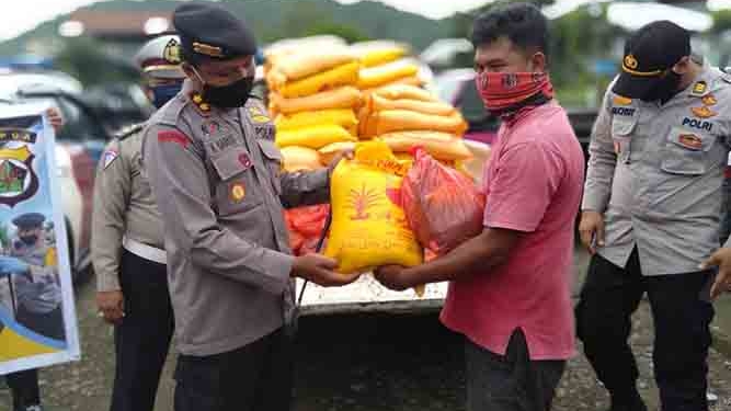 Sambut HUT Bhayangkara Ke-74 Polres Yapen Gelar Baksos