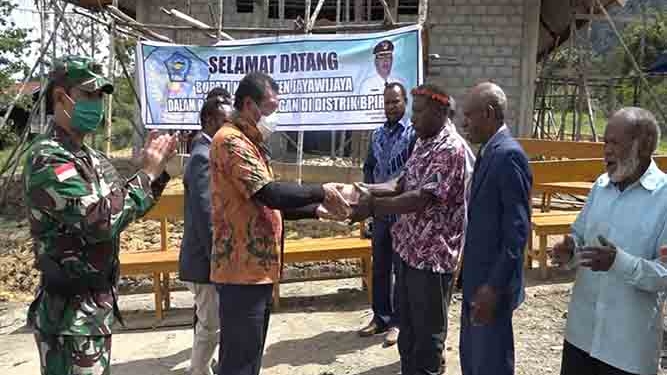 Bupati Salurkan Bantuan Bagi Gereja di Distrik Bpiri dan Wollo