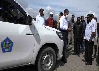 Warga Distrik Tagineri Jayawijaya Terima Bantuan Mobil