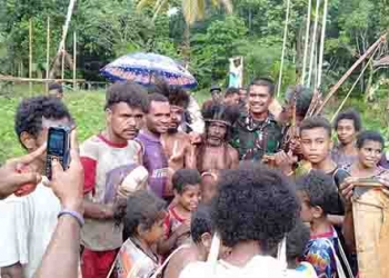 Meski Diguyur Hujan Tidak Surutkan Semangat Masyarakat Natabui Sambut Dansatgas TMMD