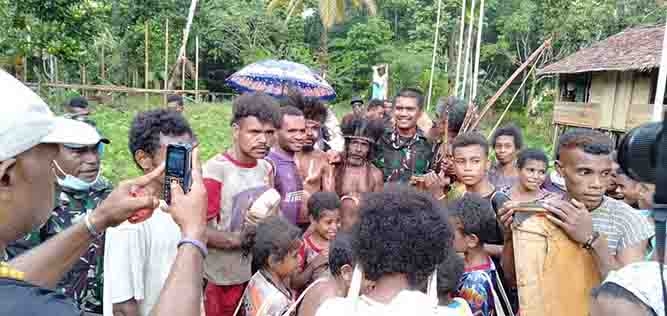 Meski Diguyur Hujan Tidak Surutkan Semangat Masyarakat Natabui Sambut Dansatgas TMMD