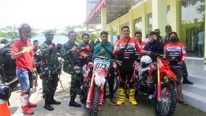 Nikmati Pemandangan Alam Yapen Danrem 173 PVB Kendarai Motor Trail dari Bandara