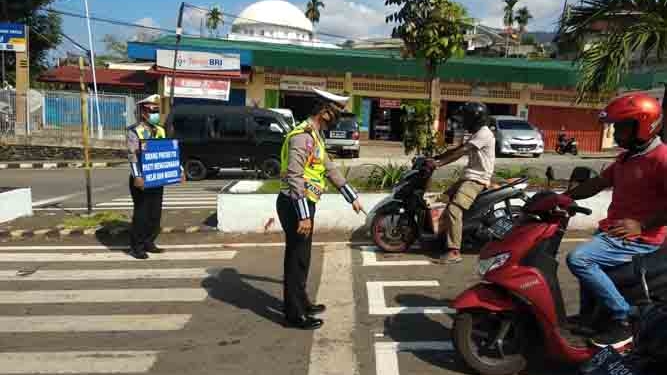 Polisi Terapkan Physical Distancing di Traffic Light