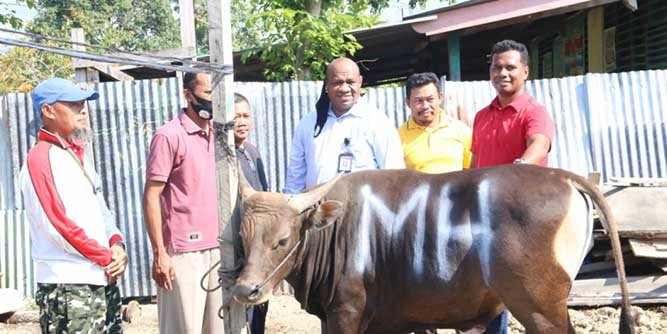 Mukri Hamadi Serahkan Hewan Qurban di Dua Masjid