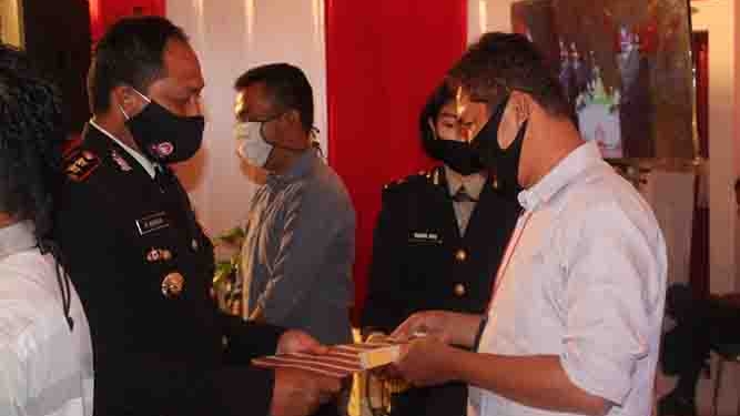Polres Yapen Beri Penghargaan Kepada Media di Puncak HUT Bhayangkara Ke-74