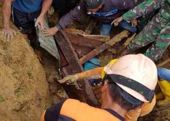 TNI Evakuasi Korban Longsor Kampung Dupia Paniai