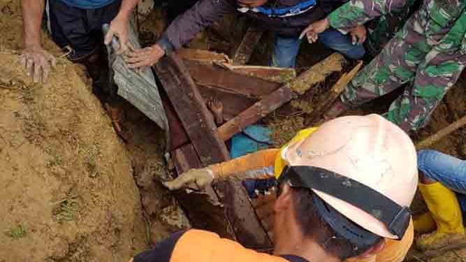 TNI Evakuasi Korban Longsor Kampung Dupia Paniai
