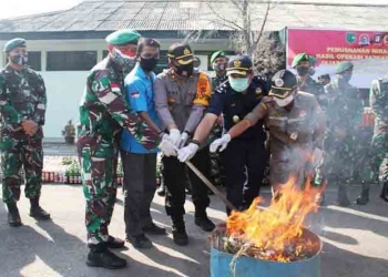 Ribuan Botol Miras dan Ganja Dimusnahkan