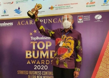 Walikota Jayapura Terima Penghargaan TOP Pembina BUMD 2020